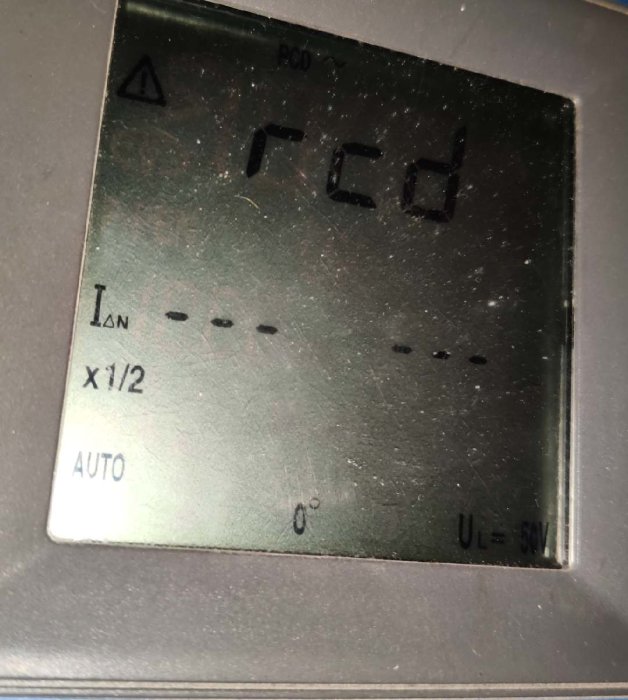 Felmeddelande på jordfelsbrytarens display som visar texten 'rcd' under en elektrisk installationstest.