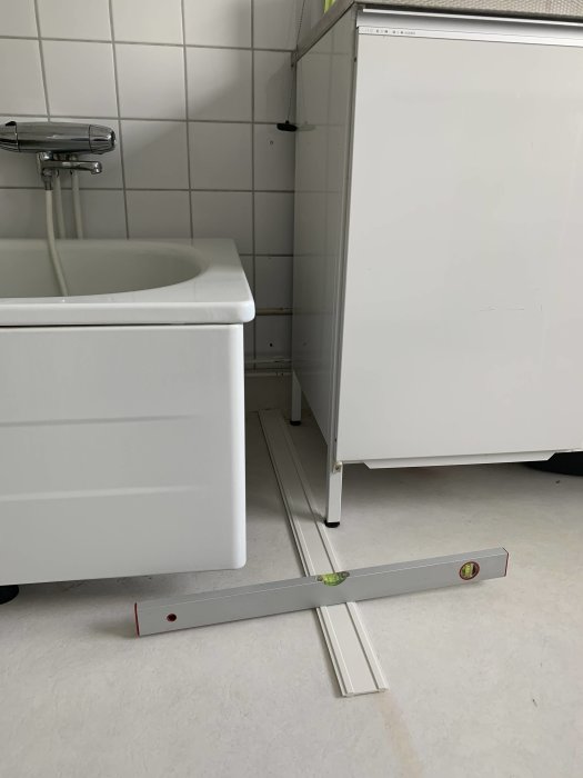 Nivåljust används på ett golv i anslutning till ett badkar för att bedöma fall.