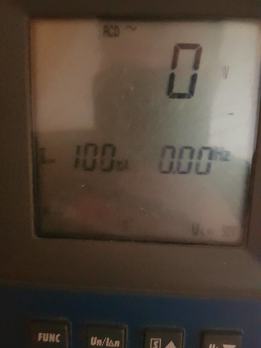 Display av ett instrument inställt på RCD med mätvärden 0V och 0,00mA.