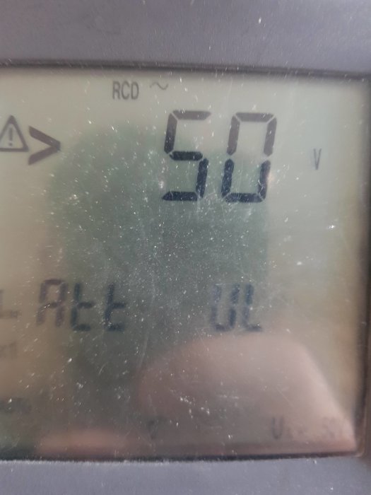 Display visar felet 50V på en RCD (jordfelsbrytare) med smutsig skärm.