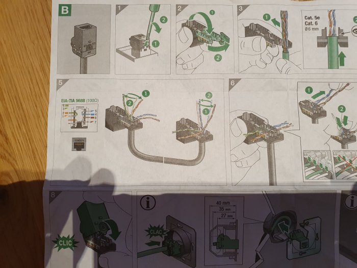 Instruktionsmanual som visar steg för steg hur man monterar en nätverkskabel med Lexcom-systemet.