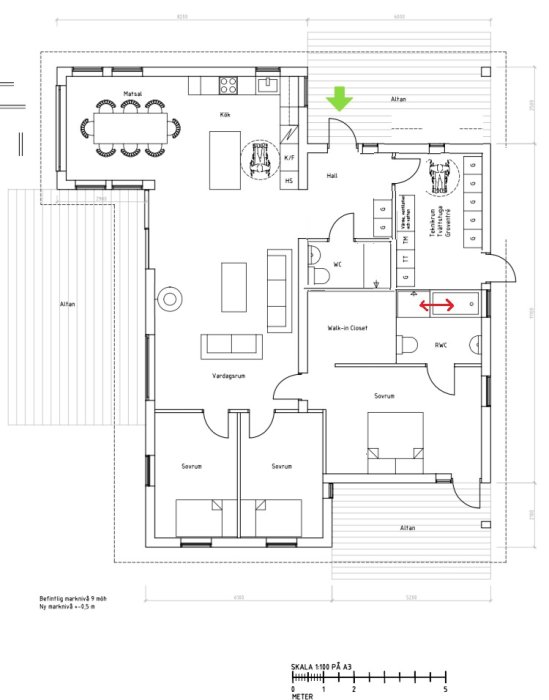 Ritad planlösning av ett hus med markerade förändringar, inklusive nya placeringar för kamin och garderober.