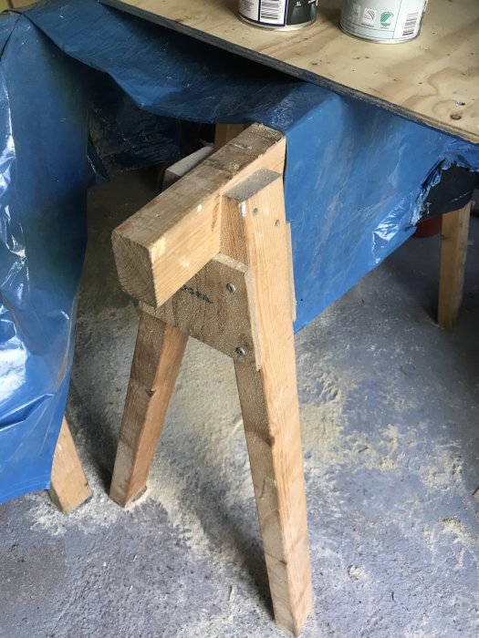 Hemmagjord stapelbar pall med snedsågade ben av 45x70 trä och en plywoodskiva för stadga.