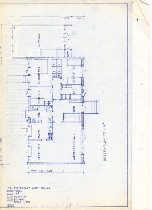 Pohjapiirustus yksikerroksisesta talosta, jossa on kolme makuuhuonetta, keittiö, kylpyhuone ja autotalli, mitat merkitty.