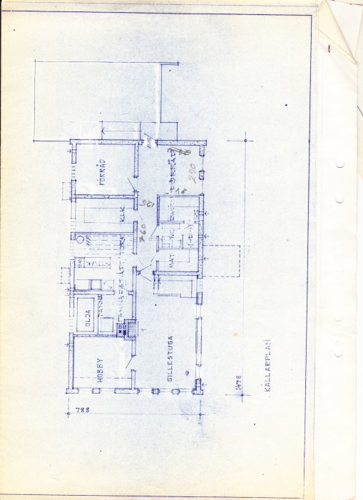 Sutkokaavio kellarikerroksesta, jossa näkyvät huoneiden nimet: "varasto", "öljy", "harrastus", "gillestuga" ja mitat.