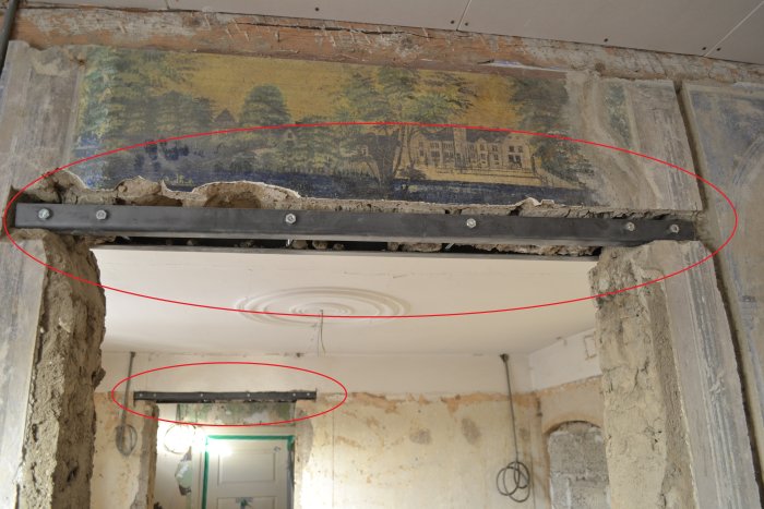 L-järn installerat ovanför dörröppning för att stödja väggen under gjutning av ett valv.