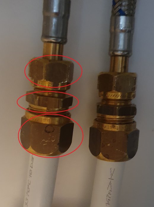 Vattenanslutningar med tre muttrar markerade för montering av köksblandare.
