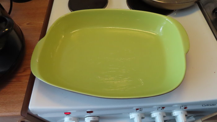 Tom grön bakform på spis klar för att användas för att baka citronsockerkaka.