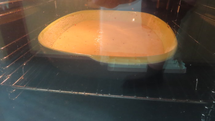 En citronsockerkaka gräddas i ugnen, redo för frosting.