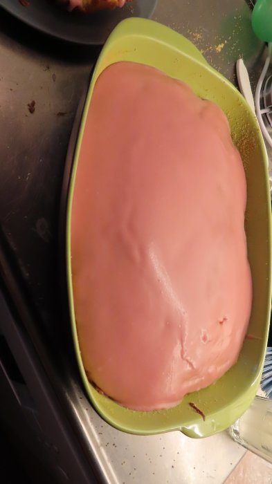 Citronsockerkaka med rosa jordgubbs- och citronfrosting i grön bakform.