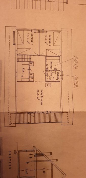 Ritning av 1,5-planshus med markerad potentiell öppning mellan kök och vardagsrum.