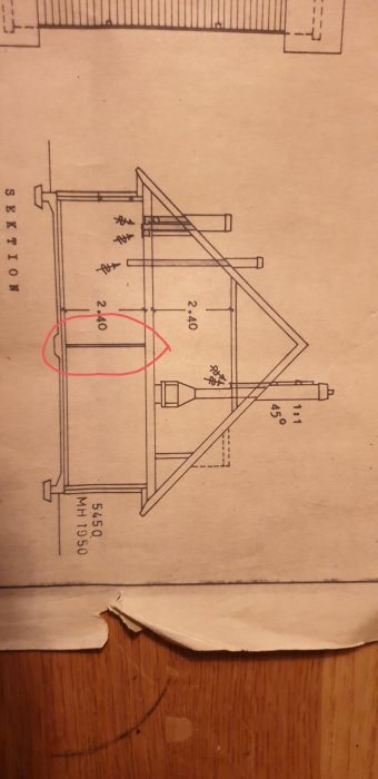 Ritning av 1,5-plans hus med markerad öppning mellan kök och vardagsrum.