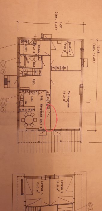 Arkitektonisk ritning av 1,5-planshus som visar planlösning med markerad vägg mellan kök och vardagsrum.