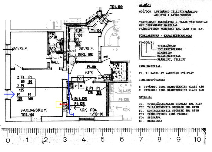 Arkitektonisk ritning över en bostadsplan med markerat ventilationsrör och förklaringar till olika kanalbeteckningar.