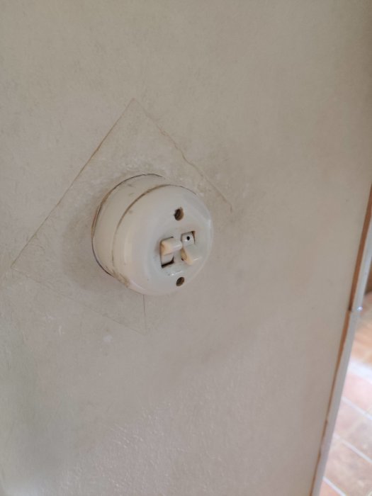 Gammal eluttag i vägg för datering av husrenovering.