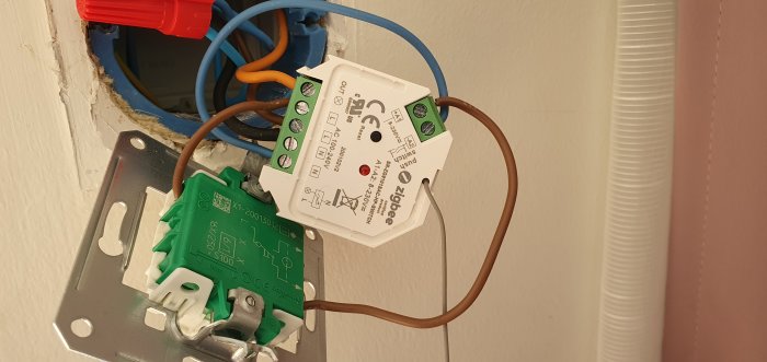 Elektrisk installation med öppen kabelanslutning och strömbrytare som är inkopplad.