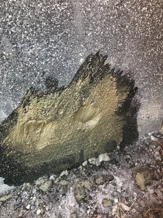 Nyapplicerat B-bruk på en vägg vid pannrummet, redo för vidare putsning.