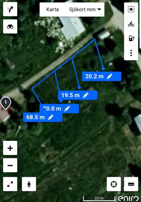 Satellitbild över en tomt med markerade mått för planerat täckdike för avvattning bakom ett hus.