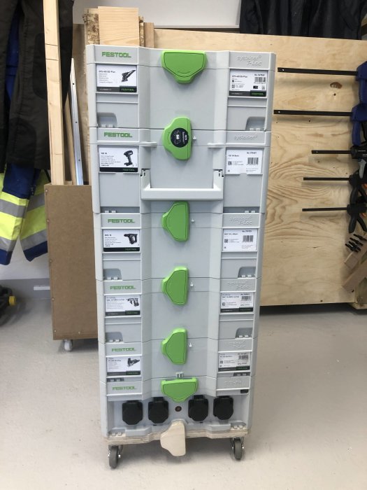 En mobil förvaringsvagn för Festool systainers staplade i ett garage.