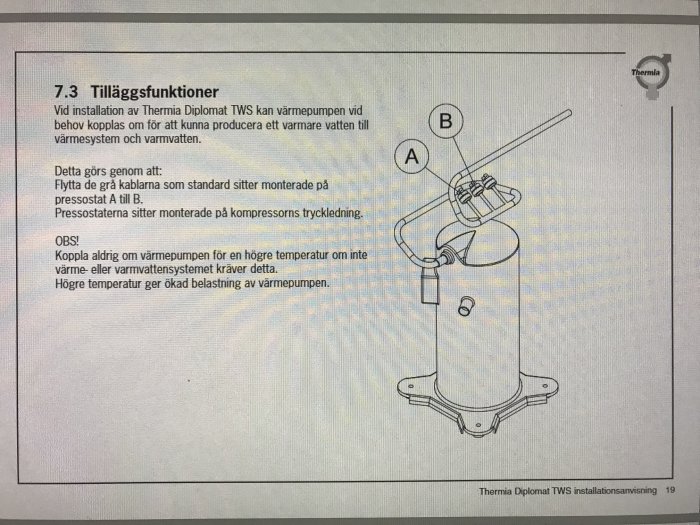 Schematisk illustration av en värmepumps pressostat och kablage, markerat som "A" och "B" på en instruktionsmanual.