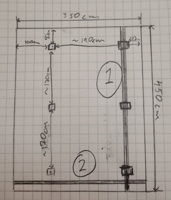 Handritad skiss av en altan med måttangivelser, plintpositioner och numrerade delar som markerar bärlina och golvbjälke.
