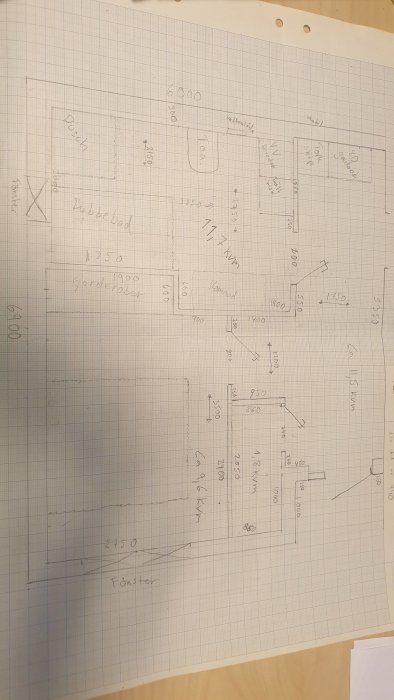 Skisse på en utbygging av 42 kvm med rominndeling for bad, soverom, hall og garderober, inkl. mål for vegger og dører.