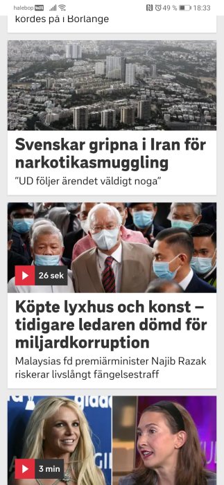 En grupp människor, varav en äldre herre i mitten, bär munskydd felaktigt placerade under näsan.