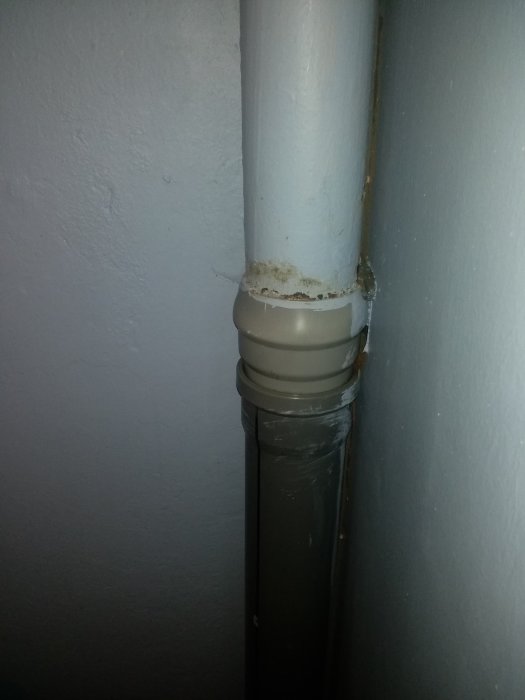 Avloppsrör i källartoalett där det kan läcka ut dålig lukt, behov av tätning eller omgörning.