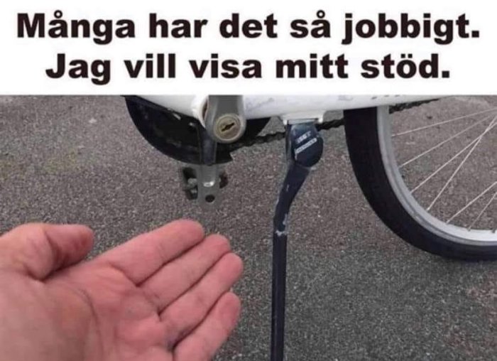 En hand som håller under en cykelstöd med texten "Många har det så jobbigt. Jag vill visa mitt stöd.