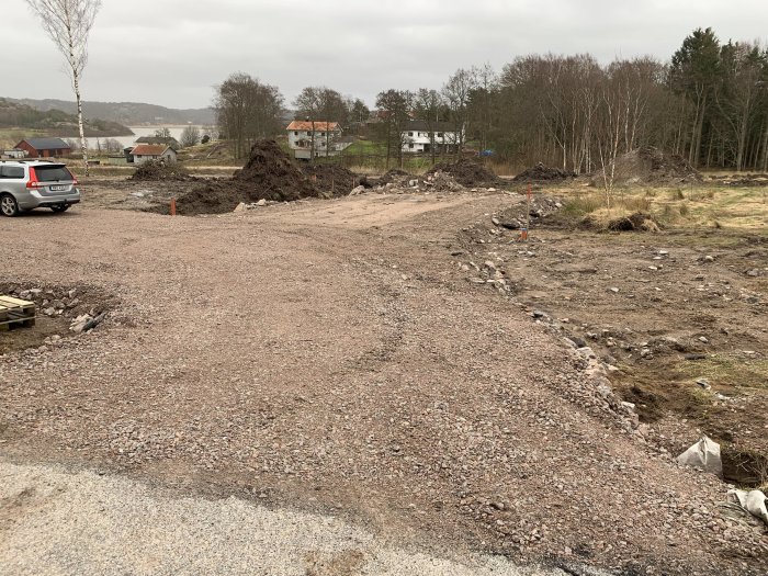 Vägbygge med grus och rörledningar på tomt där framtida garage/verkstad ska byggas.