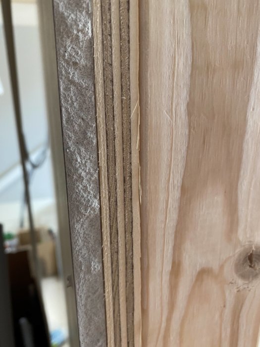 Detaljbild på kant av plywood och gipsplatta för planerat hål för LK bockfixtur.