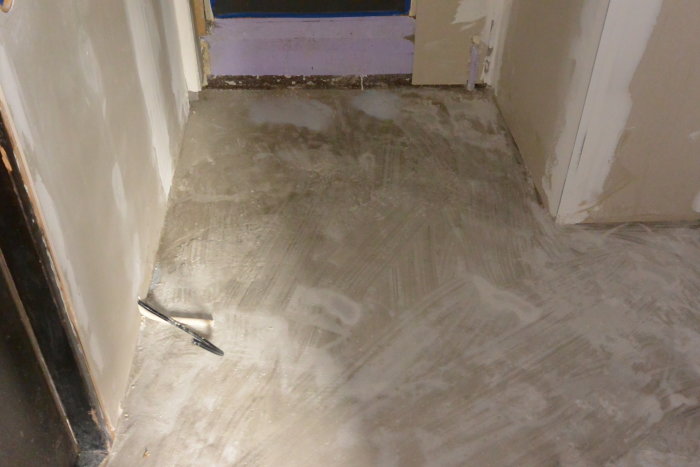 En groventré med rengjord betongyta redo för installation av värmekabel och flytspackling.