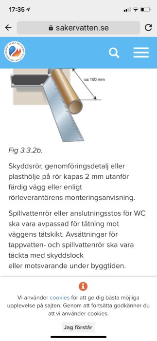 Illustration av skyddsrör och genomföringsdetalj med ett mått på 2 mm utanför en väggkonstruktion.