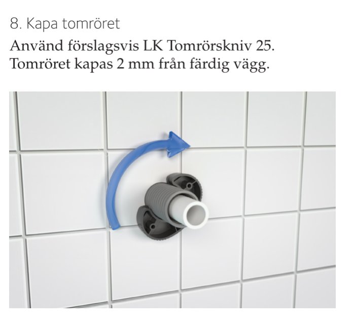 Installationsguide som visar kapat skyddsrör och användning av LK Tömrörskniv 25 enligt rörleverantörens anvisningar.