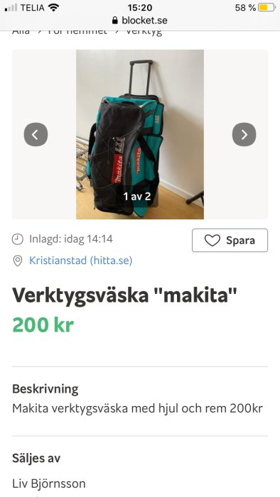 Teleskopshandtag och hjul utrustad Makita verktygsväska i svart och turkos, står mot vit vägg.