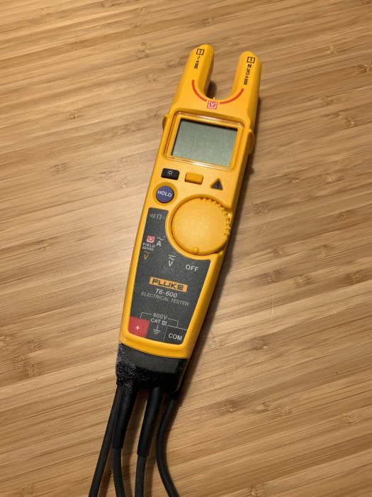 Elektrisk tester av märket Fluke T6-600 på ett trägolv.