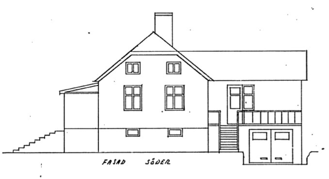 Handritad enkel ritning av ett hus med två våningar, takkupa och tillbyggnad samt en märkt söderfasad.