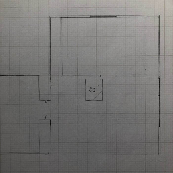 Enkel handritad planritning av övervåning med markerad murstock och dörrpositioner.