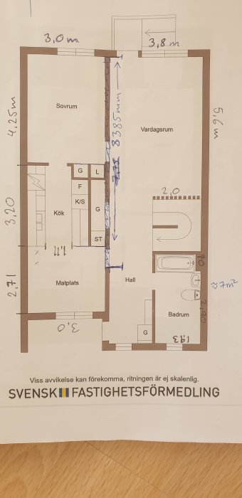 Planritning av ett radhus med mått angivna för olika rum, markerad vägg som användaren överväger att ta bort för öppen planlösning.