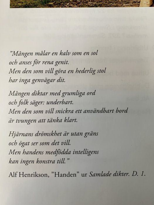 En uppslagen bok där en dikt vid namn "Handen" av Alf Henrikson visas, från hans samlade dikter volym 1.