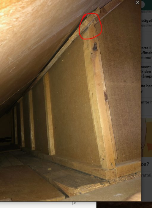 Kattvindsvägg med synliga stolpar som inte sträcker sig upp till taket, indikerar ej bärande funktion.