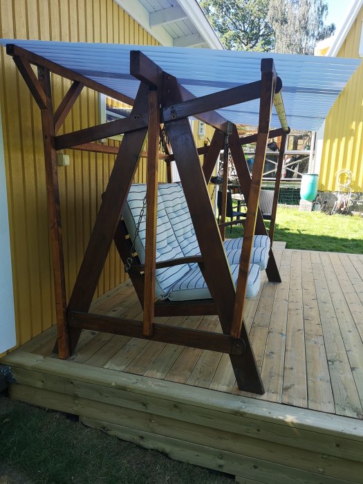 Hammock med nybyggt permanent plasttak och förstärkta träreglar på en träaltan.
