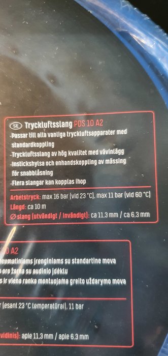 Informationsetikett för tryckluftsslang PDS 10 A2 som visar specifikationer som arbetstryck och slangens mått.