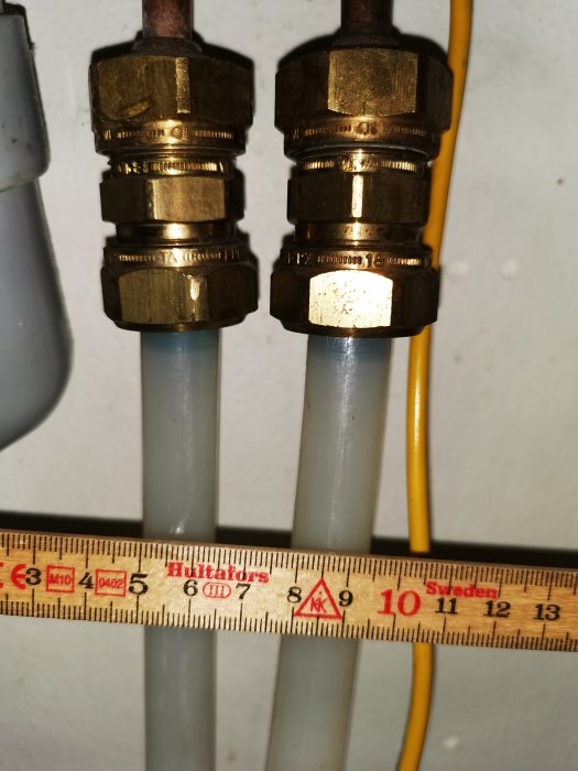 Mätmått som visar dimensioner på rörkopplingar, nära 18 mm, vid installation av köksblandare.