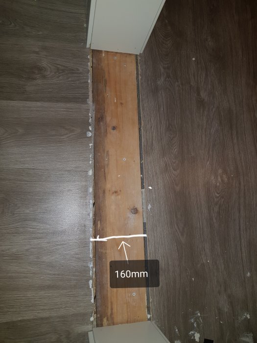 Golvöppning där en gammal tröskel avlägsnats, visande en 160mm bredd för ny installation.