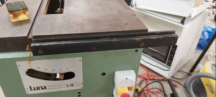 Bordscirkelsåg med mätsticka och anhåll utan extra sågbord, visande klyvbredd upp till 30-35 cm.