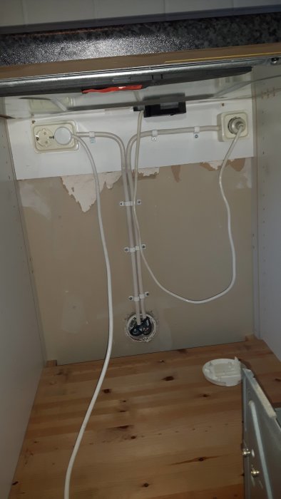 Elinstallation under spis med tre 16 A kablar, en oanvänd och isolerad, i väntan på Perilex-uttag.