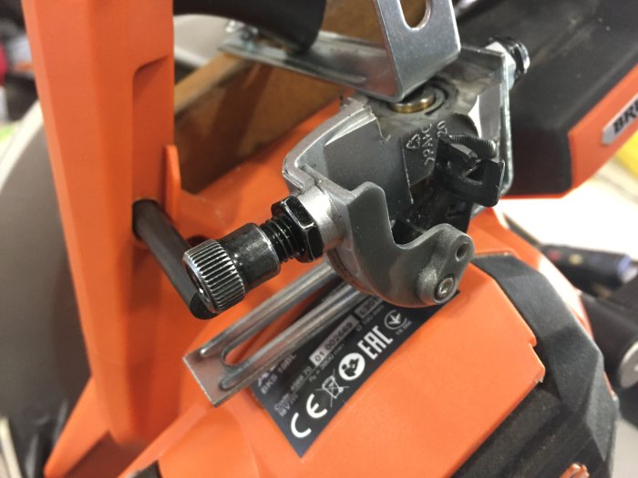 Liten dragbrytare fastsatt på en såg för att styra on/off funktion genom modifiering.