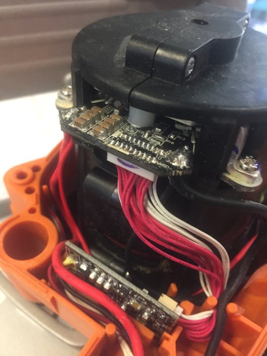 Inskruvad elektrisk sågs brytare med anslutningsplintar och kablar synliga.