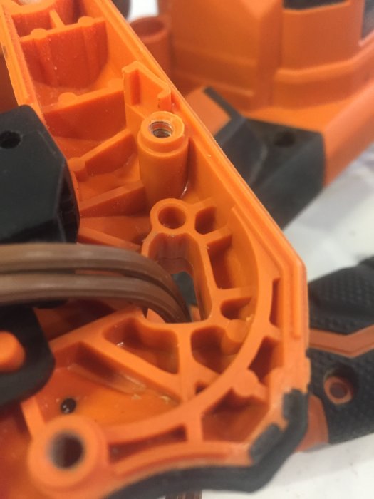 Närbild på det öppna inre av en orange såg visar brytaren och anslutningsplintar.